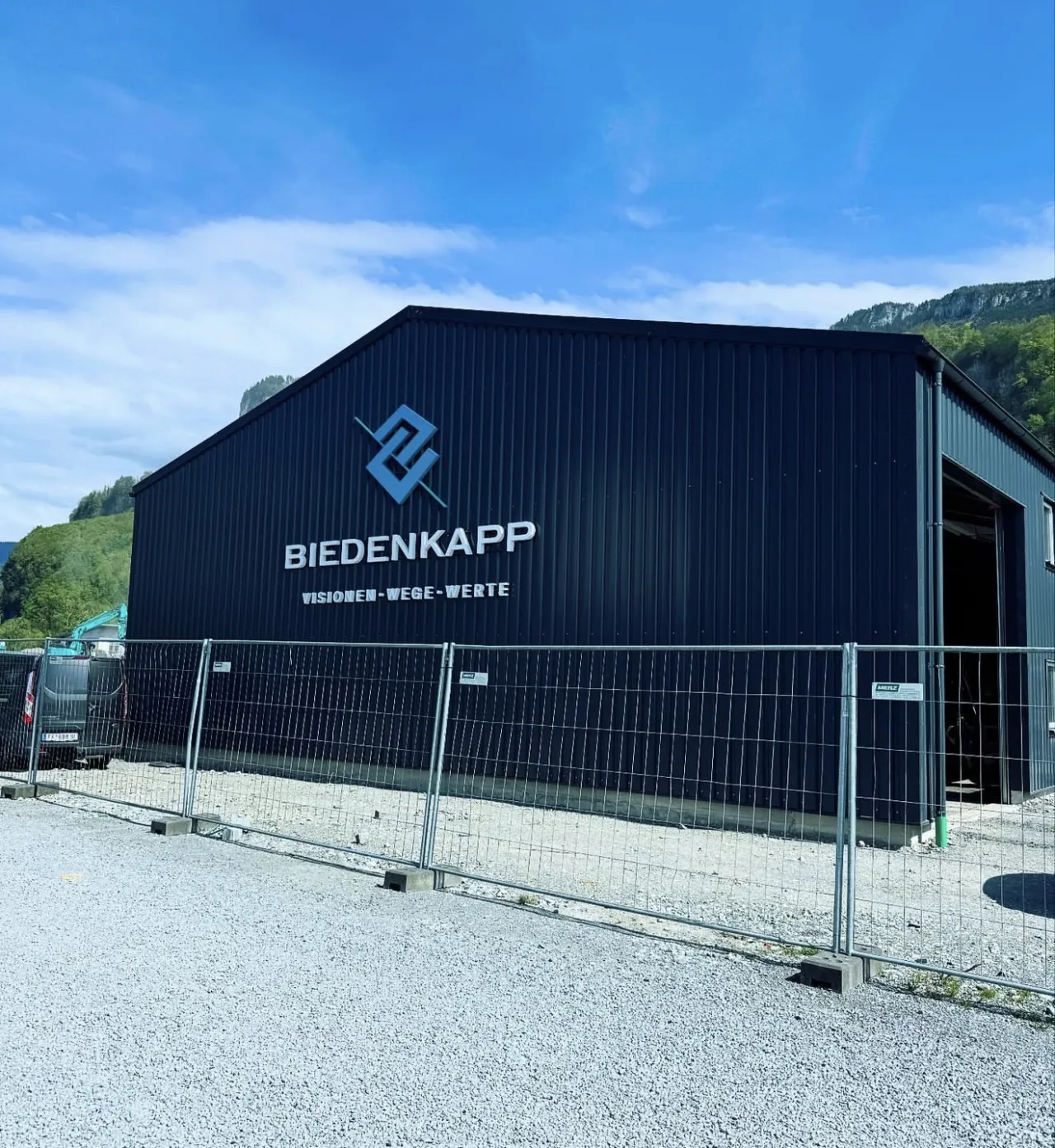 Seitliche Ansicht der Hallenfassade mit dem 3D-Schriftzug Biedenkapp
