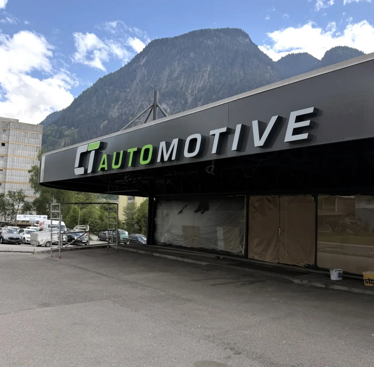 Fassadenbeschriftung mit 3D-Einzelbuchstaben AUTOMOTIVE am Vordach des Autohauses