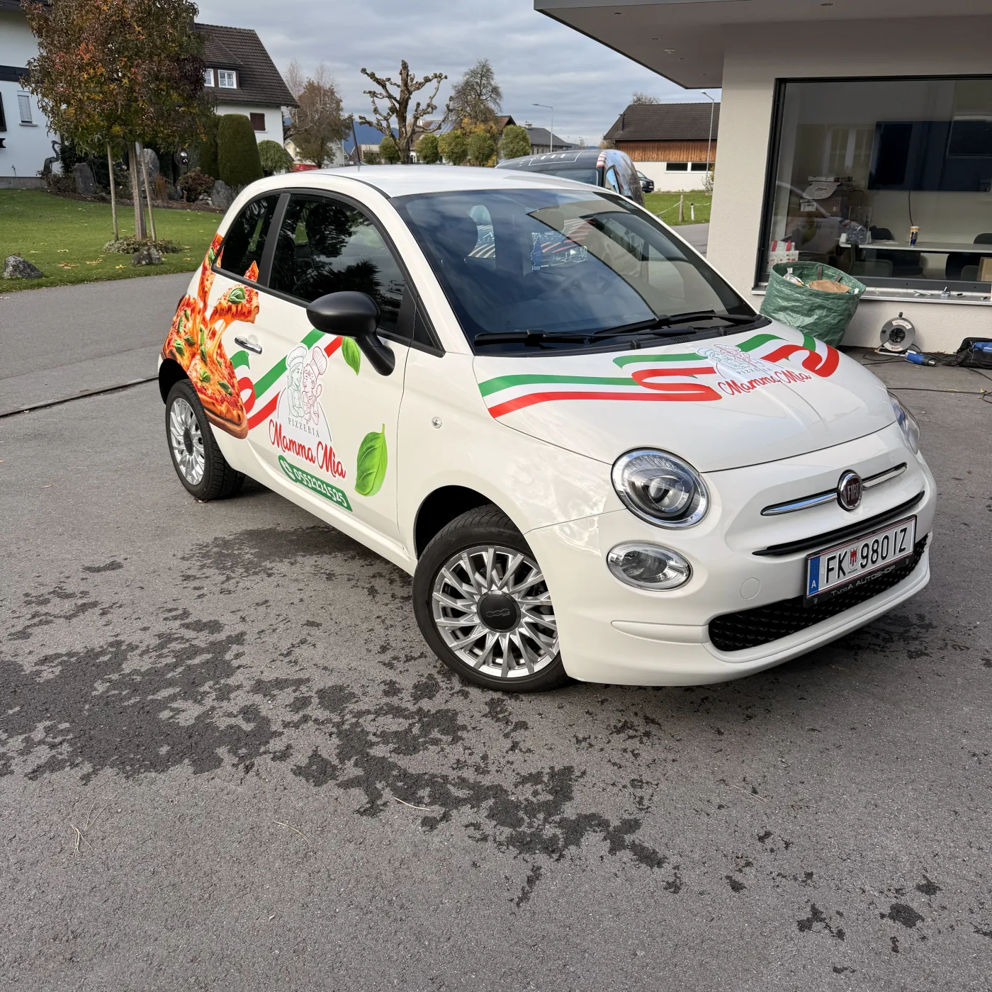 Fiat 500 der Pizzeria Mamma Mia in Vollfolierung mit Pizzamotiv und Italien-Farben