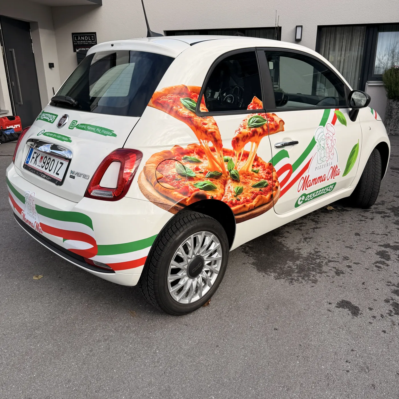Fiat 500 von hinten seitlich, das Pizzamotiv läuft über mehrere Karosserieteile