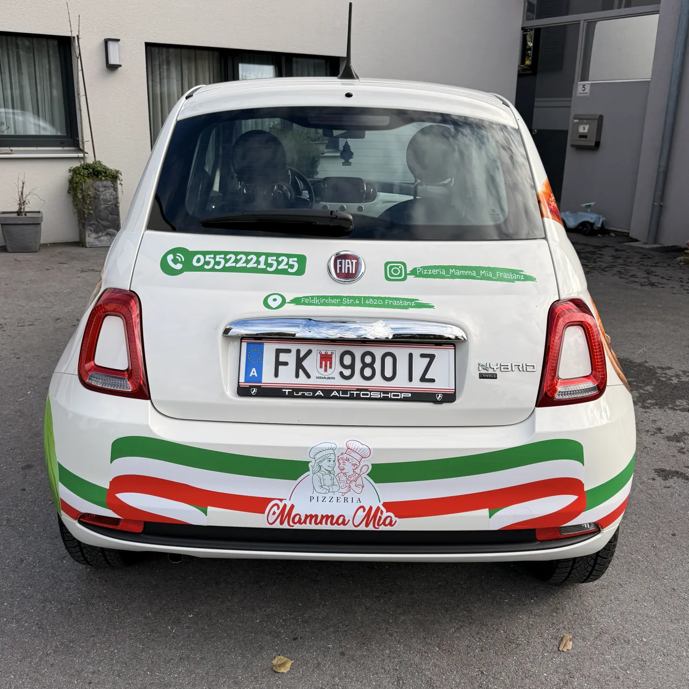 Heckansicht mit Telefonnummer, Instagram-Name und Adresse der Pizzeria