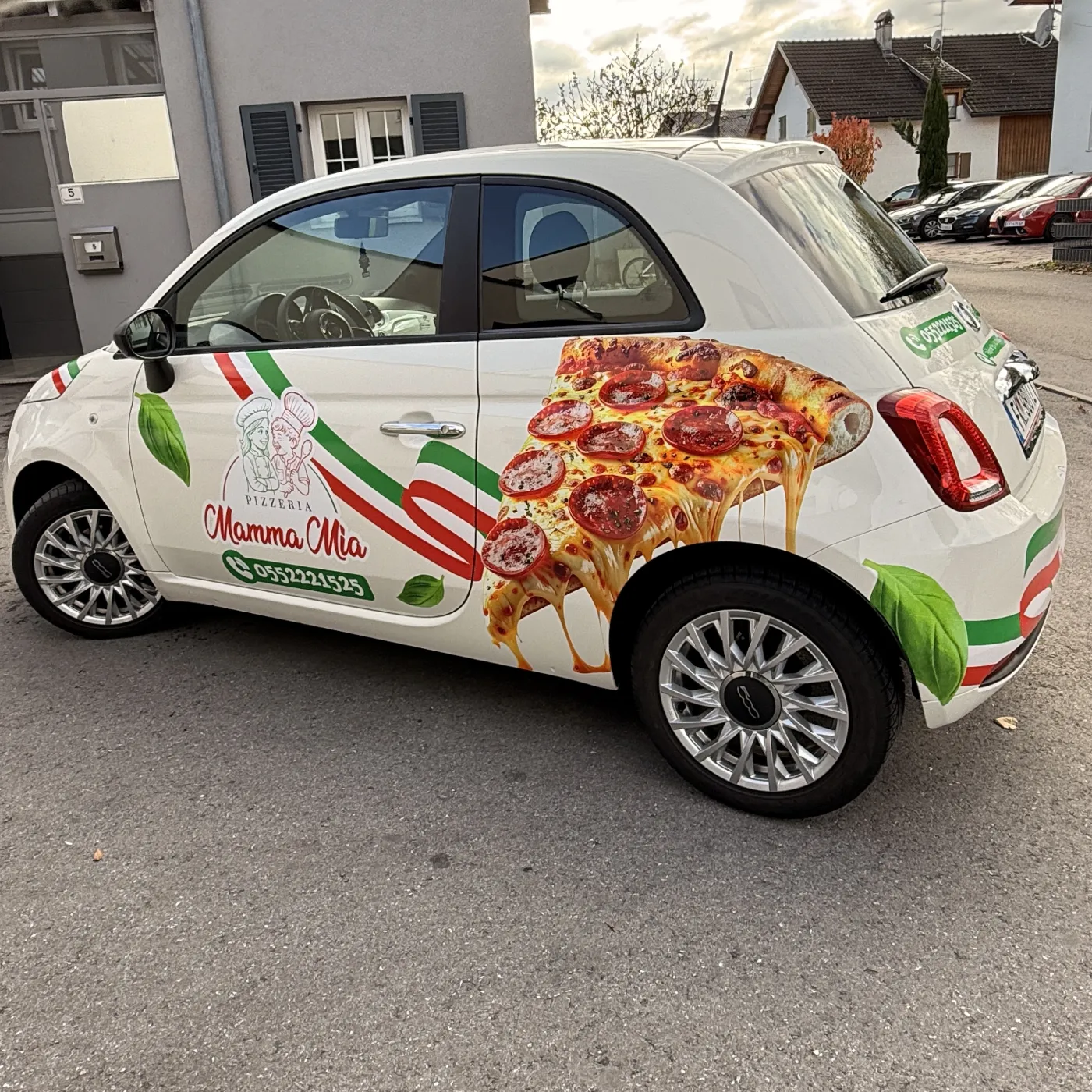 Seitenansicht des folierten Fiat 500 mit großflächigem Pizzamotiv