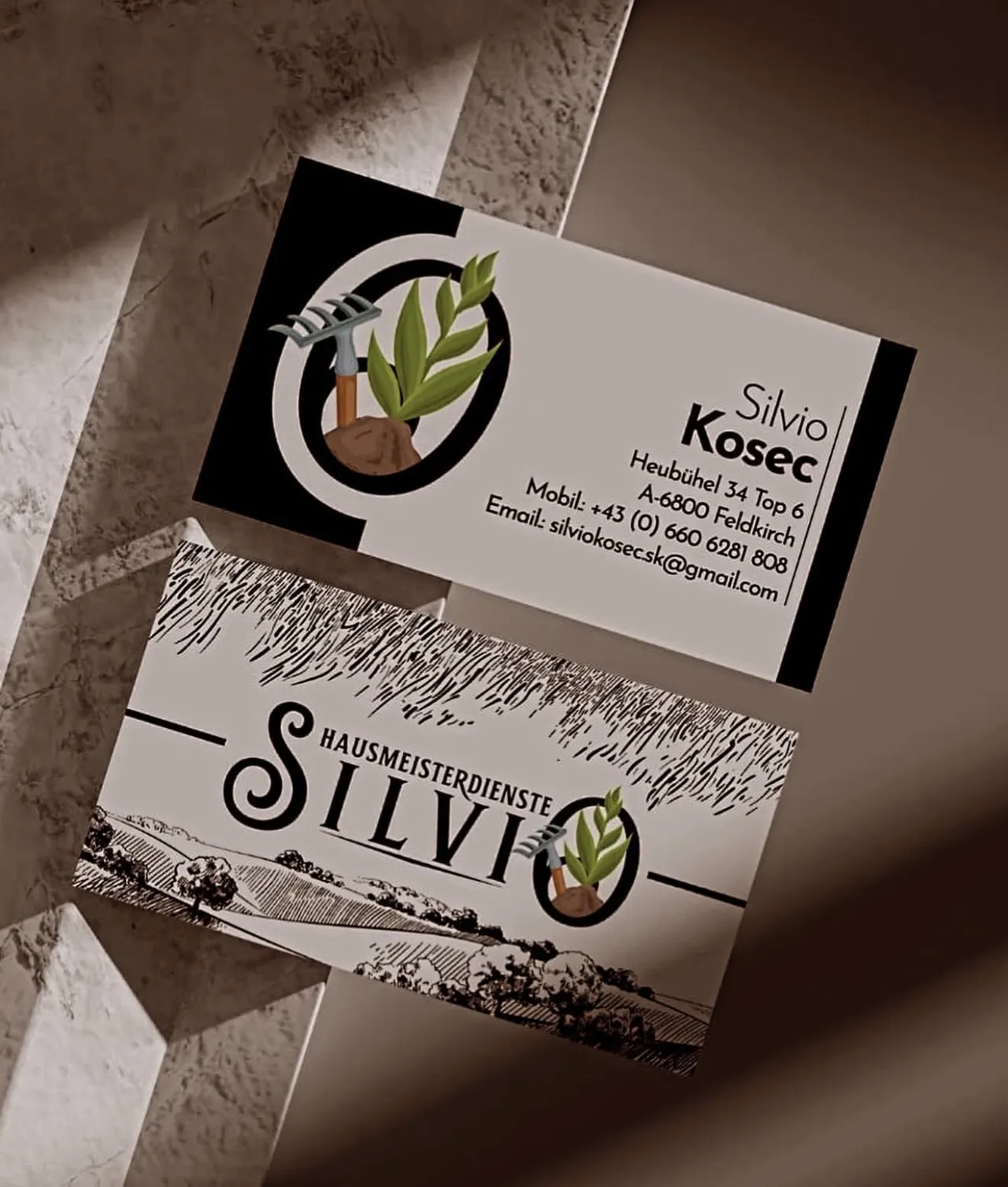 Visitenkarten von Hausmeisterdienste Silvio, Vorder- und Rückseite mit Logo und gezeichneter Landschaft